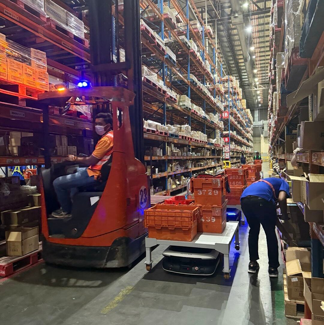 Forklift-and-FlexPorter-DO-Working-without-collision